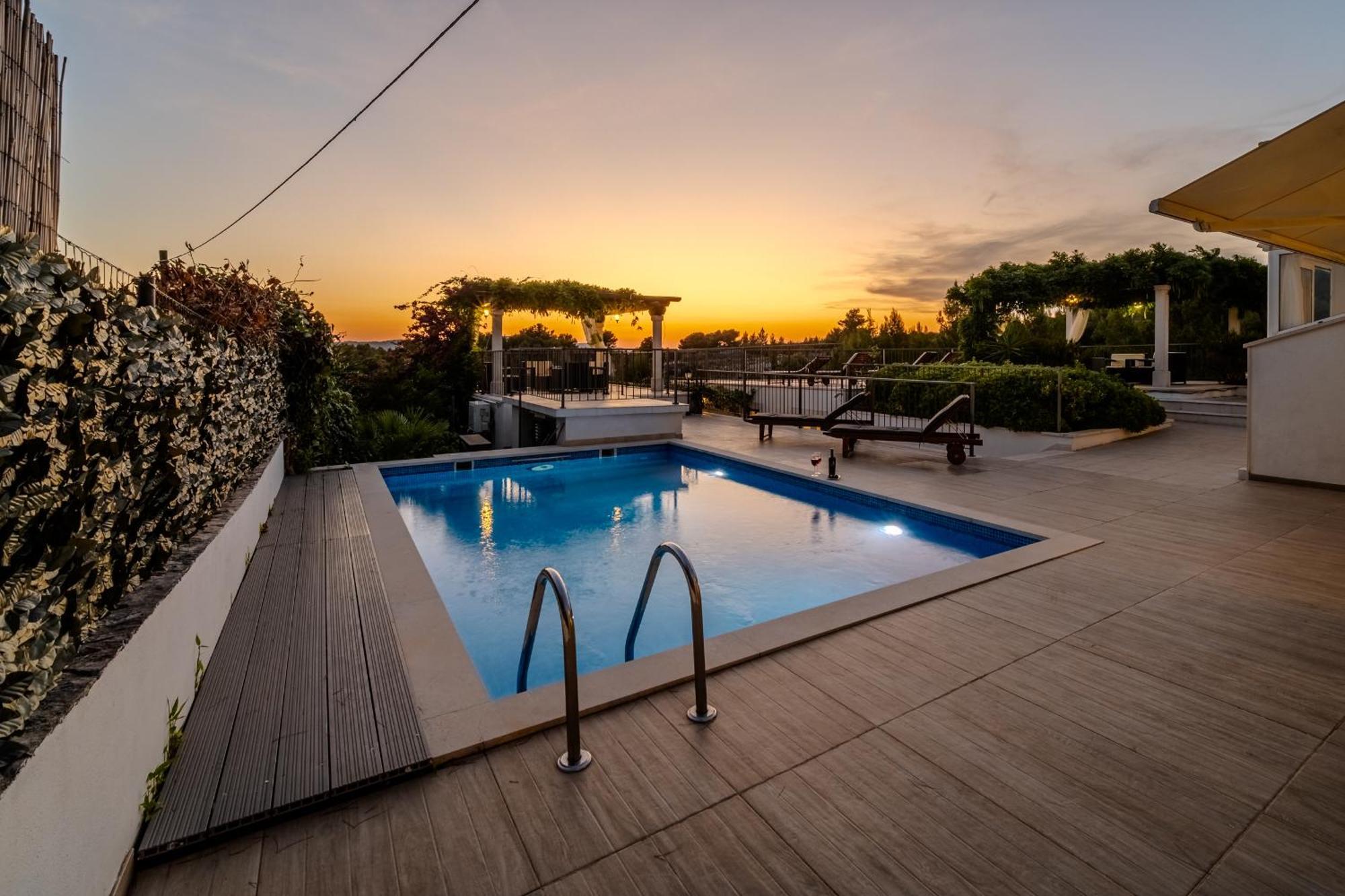 Villa Julia With Heated Pool, Ideal For Large Groups Milna  Exterior photo